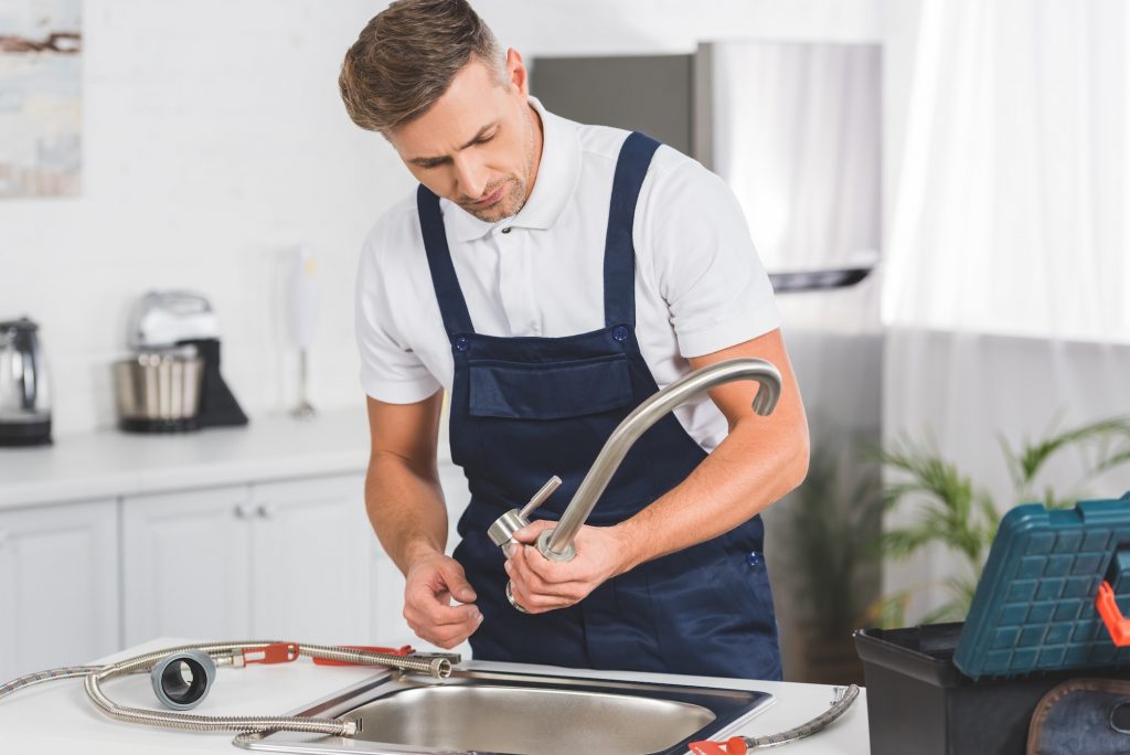 <strong>How to Properly Replace Your Old Kitchen Faucet</strong>